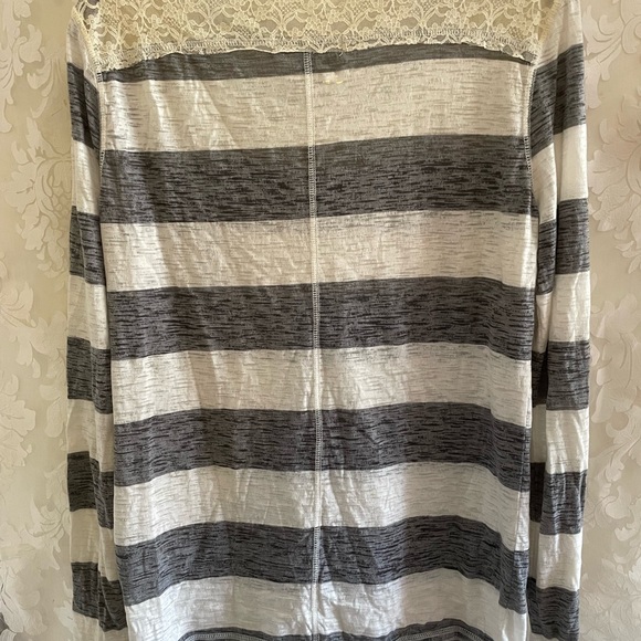 Grey/White/Cream long sleeve top. Tag says XL but fits more like a L - Picture 2 of 4